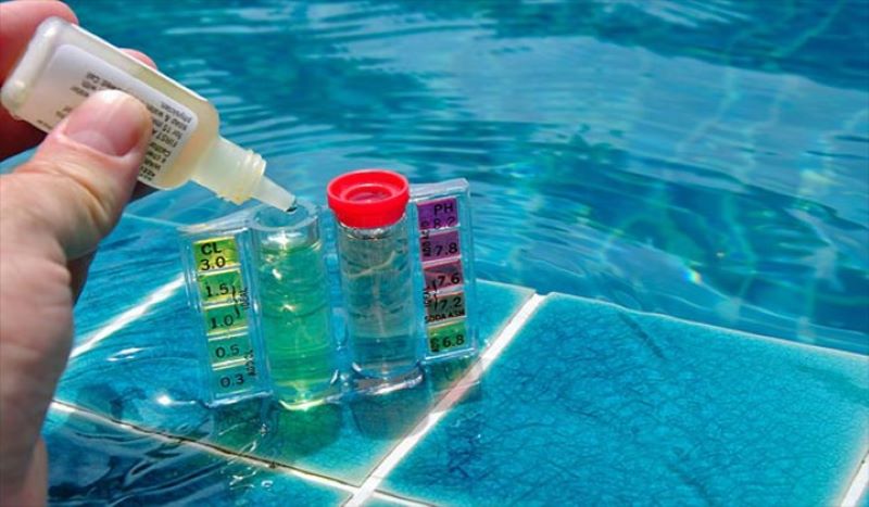 Để quá trình làm trong nước hiệu quả, hãy test nồng độ pH và clo trước khi dùng hóa chất trong hồ để có hướng xử lý phù hợp